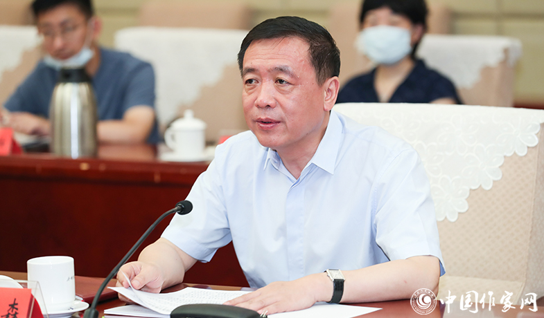 中國作協(xié)黨組書記、副主席張宏森出席會議并講話
