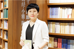 童話：獲獎作品《南村傳奇》作者：湯素蘭         獲獎感言　　這部作品由四個看似獨立，實則緊密相聯(lián)的故事組成。這四個故事分別是“舍身石”“少年與蟒蛇”“狐貍女婿”“丁婆婆”。這些故事是逐漸來到我的腦子里的。一些微小的種子，在多年前無意之間種下，多年以后，變成了靈感的火花。我想這就是寫作的迷人之處，也是寫作的神奇之處。