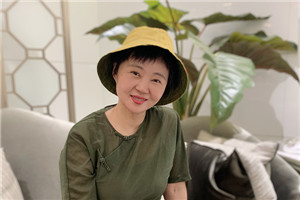 童話：獲獎作品《小翅膀》作者：周曉楓         獲獎感言　　此前我只寫散文，直到創(chuàng)作自己的第一個童話《小翅膀》——我偶然而意外地，從散文寫作者瞬間變成了兒童文學(xué)作家。這個過程，迅速得連我自己都覺得陌生和詫異。更讓我驚喜的是《小翅膀》受到的鼓勵，謝謝那些支持我的讀者們。