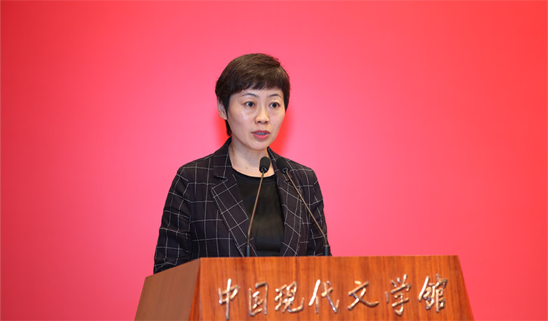 評委崔昕平宣讀獲獎詩歌、幼兒文學(xué)作品授獎辭