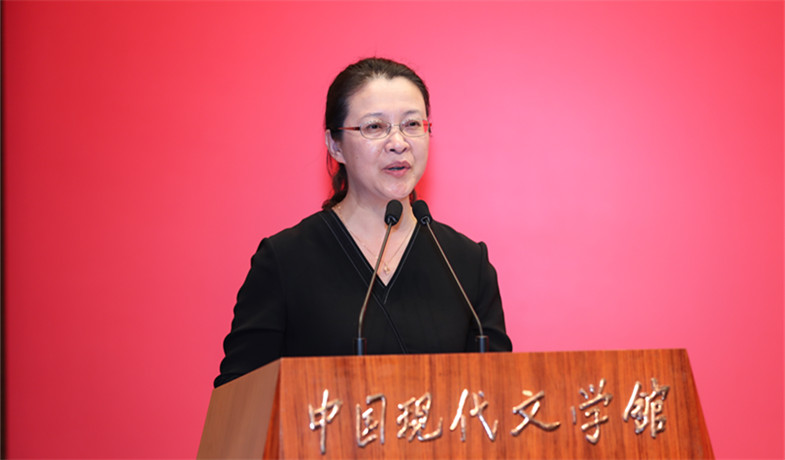 評委李利芳宣讀獲獎散文、科幻文學(xué)、青年作者短篇佳作獎作品授獎辭