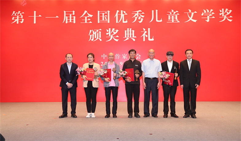 張宏森、海飛、朱自強(qiáng)為小說獲獎作家頒獎