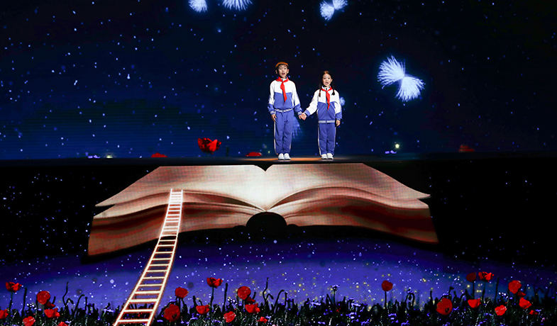婁藝瀟、劉旖惟、李牧陽表演《大山里的小詩人》