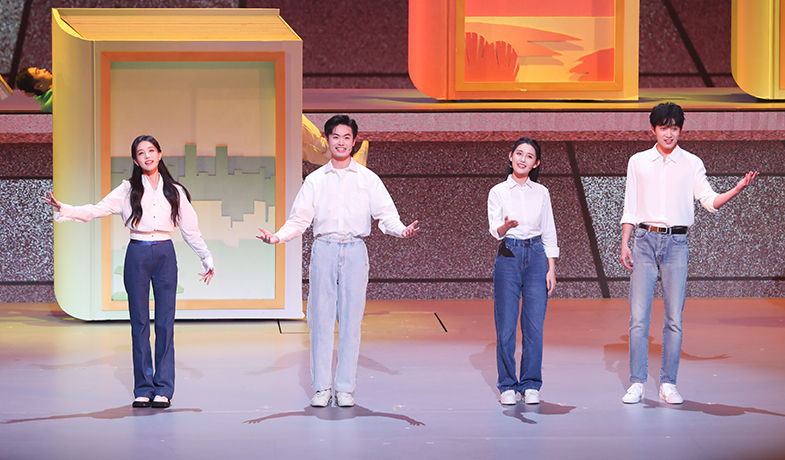 李一桐、張狄、蔣依依、范世錡表演情景歌舞《文學(xué)里的青春》