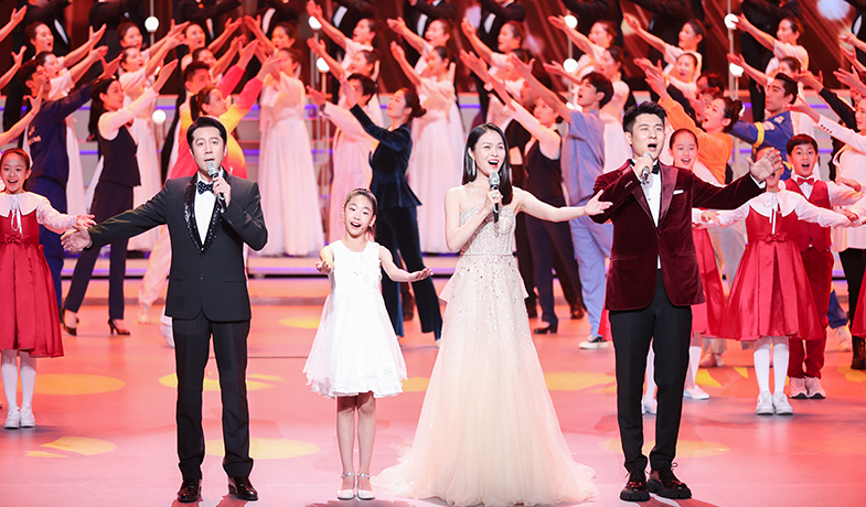 蔡國慶、龔爽、馬佳、田覓蜜演唱歌曲《新征程，我們一起遠(yuǎn)航》