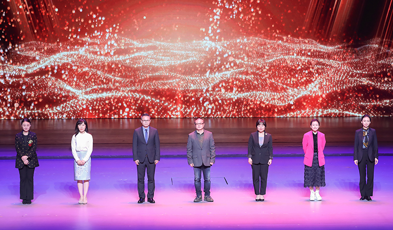 馬天牧、李亞梓、李偉長(zhǎng)、李黎、吳越、季亞婭、趙萍代表責(zé)任編輯們上臺(tái)