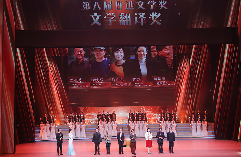 莫言、黃友義為獲獎(jiǎng)作家頒獎(jiǎng)