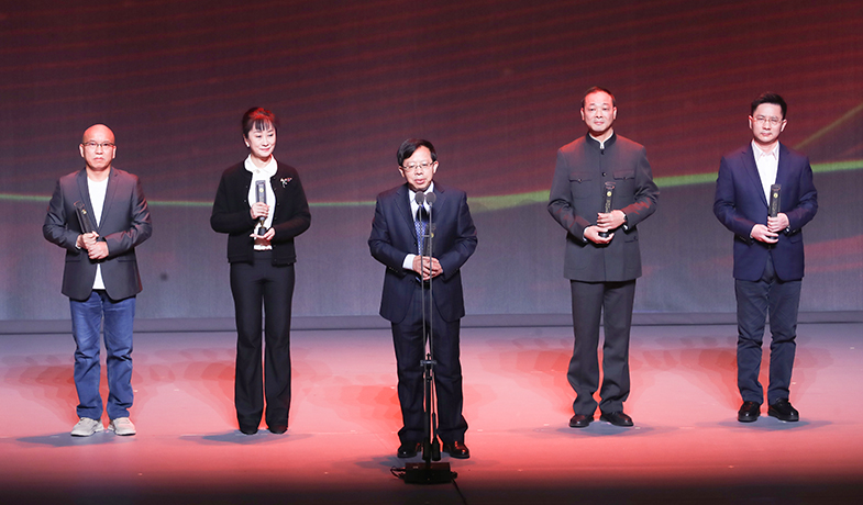 陳倉、李舫、龐余亮、江子、沈念（從左至右）領(lǐng)取散文雜文獎(jiǎng)