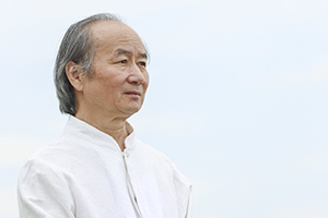 獲獎作品：《本巴》作者：劉亮程         獲獎感言　　我希望我的小說《本巴》也能夠讓更多的人關(guān)注《江格爾》，關(guān)注中國的史詩。文學(xué)對土地的回饋一如江格爾史詩中讓“人人活在25歲青春”，土地上的一往無前和生老病死，被文學(xué)挽留和保存，那些只活過一世的人們，在文學(xué)中永久地活著。文學(xué)以虛構(gòu)之力，護愛著這個世界的真實。