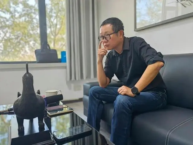 劉慈欣在陽泉接受記者采訪。新華社記者 孫亮全 攝