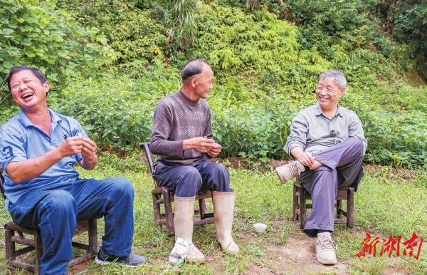 8月15日，汨羅市三江鎮(zhèn)八景村，韓少功（右）與村民在一起開心交談