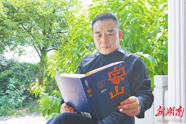 9月20日，王躍文在家中閱讀。