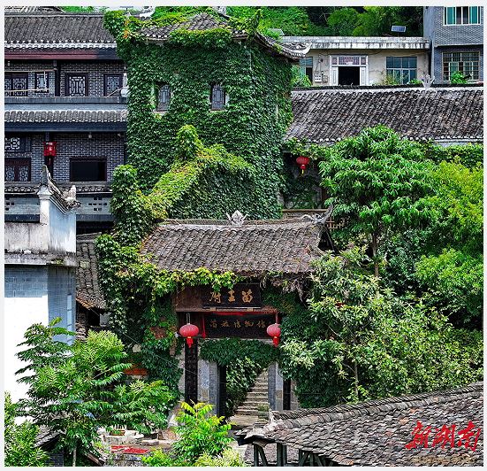 鳳凰縣山江鎮(zhèn)，綠樹掩映中的中國苗族博物館。