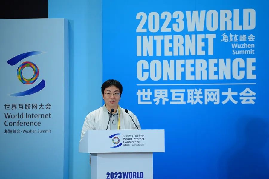 圖為網(wǎng)絡(luò)作家代表愛(ài)潛水的烏賊作主旨演講。（新華網(wǎng) 陳競(jìng)超 攝）