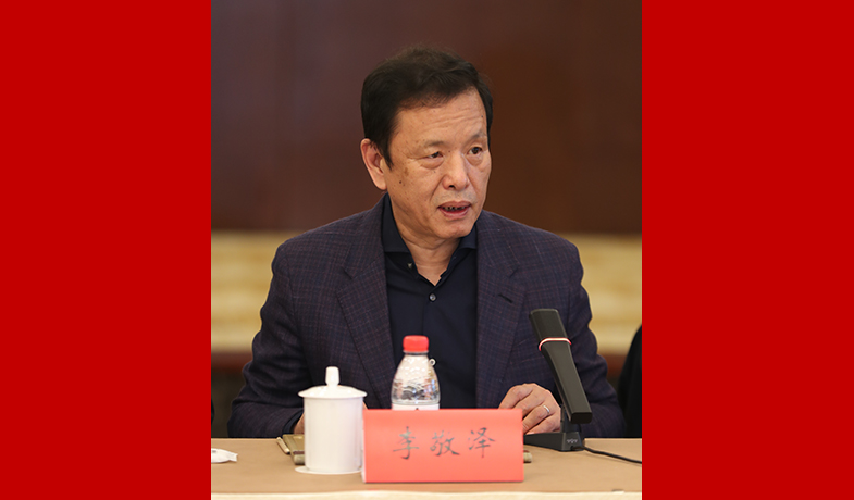 中國作協(xié)黨組成員、副主席、書記處書記李敬澤主持會議