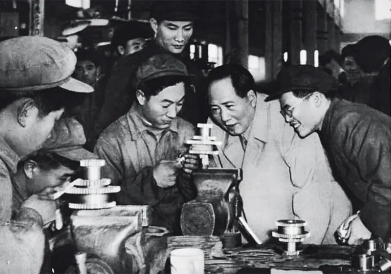 毛澤東同志作為中國現(xiàn)代化事業(yè)的開拓者，一生都在為中國這樣一個古老的東方大國實(shí)現(xiàn)現(xiàn)代化而上下求索，建立了不朽功勛。圖為1956年，毛澤東同志視察天津拖拉機(jī)廠（資料圖片）。