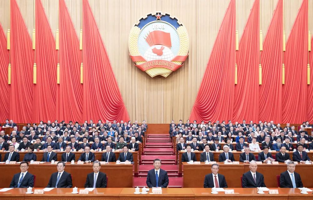 3月10日上午，中國人民政治協(xié)商會議第十四屆全國委員會第二次會議在北京人民大會堂閉幕。這是習(xí)近平、李強、趙樂際、蔡奇、丁薛祥、李希、韓正在主席臺就座。新華社記者 黃敬文 攝