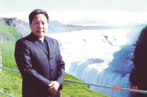 李傳鋒，湖北省鶴峰縣人，土家族作家。曾任《湖北文藝》編輯部主任、《長(zhǎng)江文藝》小說(shuō)組組長(zhǎng)、《今古傳奇》主編、湖北省文聯(lián)黨組書(shū)記等職，曾獲全國(guó)民族團(tuán)結(jié)進(jìn)步先進(jìn)個(gè)人稱(chēng)號(hào)。1986年加入中國(guó)作家協(xié)會(huì)，著有鄉(xiāng)村小說(shuō)、動(dòng)物小說(shuō)、歷史小說(shuō)、散文、文藝評(píng)論等近千萬(wàn)字。短篇小說(shuō)《退役軍犬》獲第二屆（1981—1984年）全國(guó)少數(shù)民族文學(xué)創(chuàng)作獎(jiǎng)，長(zhǎng)篇小說(shuō)《白虎寨》獲第十一屆（2012—2015）全國(guó)少數(shù)民族文學(xué)創(chuàng)作駿馬獎(jiǎng)，另有作品獲湖北省“屈原文藝獎(jiǎng)”、重慶市“五個(gè)一工程”獎(jiǎng)等。本期刊發(fā)青年評(píng)論家華珉朗、黃煜榕對(duì)李傳鋒的采訪。