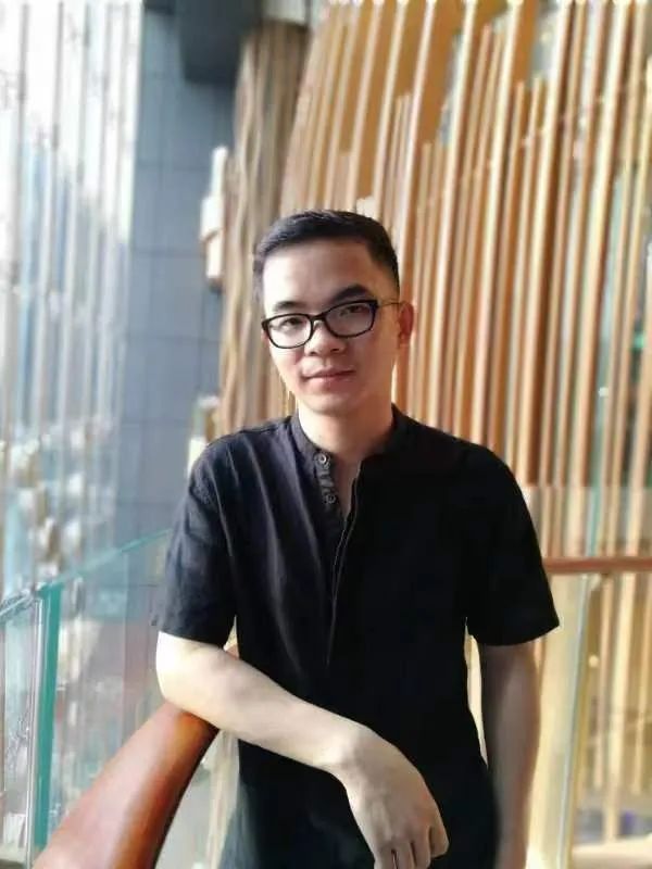 唐詩(shī)人，中國(guó)作家協(xié)會(huì)會(huì)員，廣州市文藝評(píng)論家協(xié)會(huì)理事、暨南大學(xué)文學(xué)院副教授