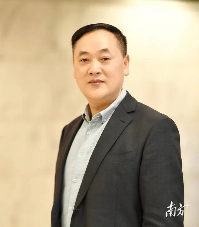 謝有順，男，漢族，1972年7月生，福建長(zhǎng)汀人。先后畢業(yè)于福建師大和復(fù)旦大學(xué)中文系，獲文學(xué)博士學(xué)位。曾任廣東省作家協(xié)會(huì)創(chuàng)作研究部副主任、一級(jí)作家，2006年起任中山大學(xué)中文系教授、博士生導(dǎo)師。  先后入選中宣部文化名家暨“四個(gè)一批”人才、國(guó)務(wù)院特殊津貼專家、教育部“長(zhǎng)江學(xué)者”特聘教授等。兼任中國(guó)作家協(xié)會(huì)文學(xué)理論批評(píng)委員會(huì)副主任、中國(guó)小說(shuō)學(xué)會(huì)副會(huì)長(zhǎng)。  主要從事中國(guó)當(dāng)代文學(xué)和文化研究。在《文學(xué)評(píng)論》等刊發(fā)表學(xué)術(shù)論文三百多篇，其中十幾篇論文被《新華文摘》全文轉(zhuǎn)載。著有《成為小說(shuō)家》《散文中的心事》《文學(xué)的深意》等著作二十幾部，主編《中國(guó)當(dāng)代作家論》等叢書多套。主持多個(gè)國(guó)家社科基金項(xiàng)目。曾獲馮牧文學(xué)獎(jiǎng)、中國(guó)文聯(lián)“啄木鳥(niǎo)杯”優(yōu)秀論著獎(jiǎng)、莊重文文學(xué)獎(jiǎng)等多個(gè)獎(jiǎng)項(xiàng)。