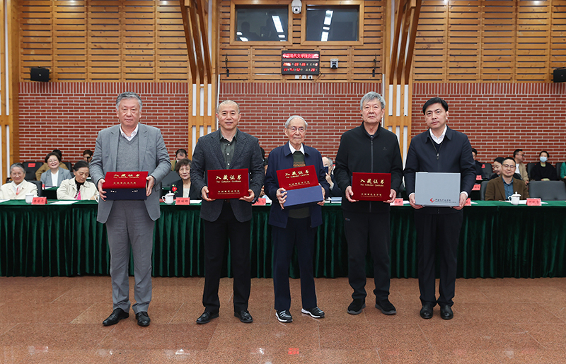束沛德、畢飛宇、孫甘露、阿英長孫錢榮毅向中國現(xiàn)代文學(xué)館捐贈(zèng)珍貴文獻(xiàn)，王軍接受捐贈(zèng)