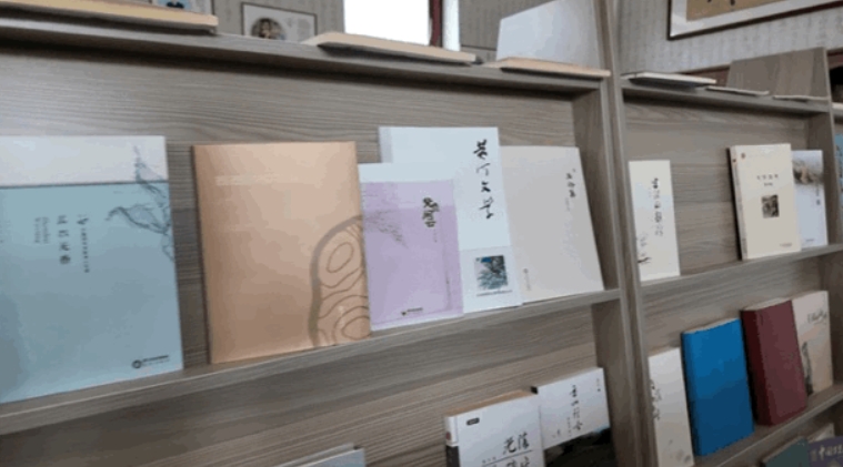 木蘭書(shū)院內(nèi)擺放著本土作家的作品