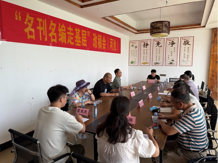 王十月在“名刊名編走基層”河池改稿會現(xiàn)場。（潘劍 攝 )